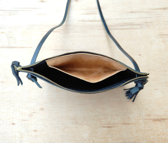 ちょっぴり個性的☆トラデバッグ（2way/ショルダー/クラッチ/イタリアンレザー/メンズ/レディース/タッセル）ブラック 10枚目の画像