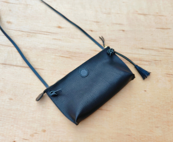 ちょっぴり個性的☆トラデバッグ（2way/ショルダー/クラッチ/イタリアンレザー/メンズ/レディース/タッセル）ブラック 3枚目の画像