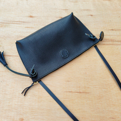 ちょっぴり個性的☆トラデバッグ（2way/ショルダー/クラッチ/イタリアンレザー/メンズ/レディース/タッセル）ブラック 4枚目の画像