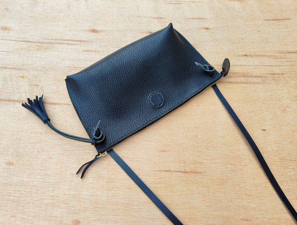 ちょっぴり個性的☆トラデバッグ（2way/ショルダー/クラッチ/イタリアンレザー/メンズ/レディース/タッセル）ブラック 4枚目の画像