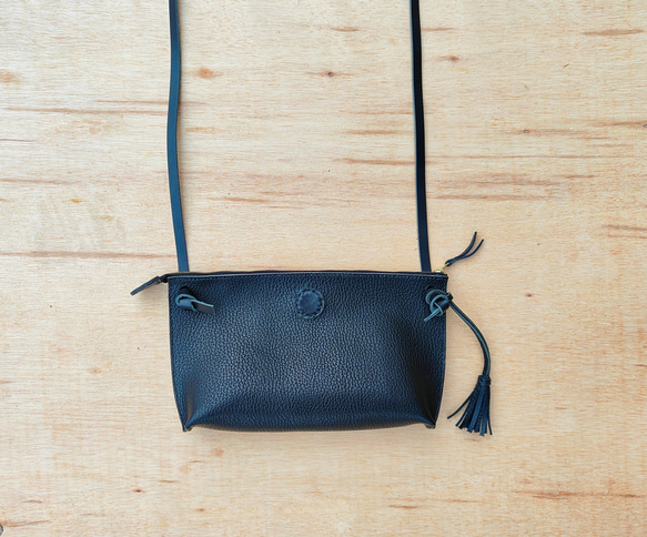 ちょっぴり個性的☆トラデバッグ（2way/ショルダー/クラッチ/イタリアンレザー/メンズ/レディース/タッセル）ブラック 2枚目の画像