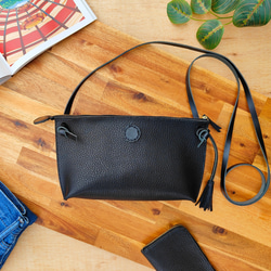 ちょっぴり個性的☆トラデバッグ（2way/ショルダー/クラッチ/イタリアンレザー/メンズ/レディース/タッセル）ブラック 1枚目の画像