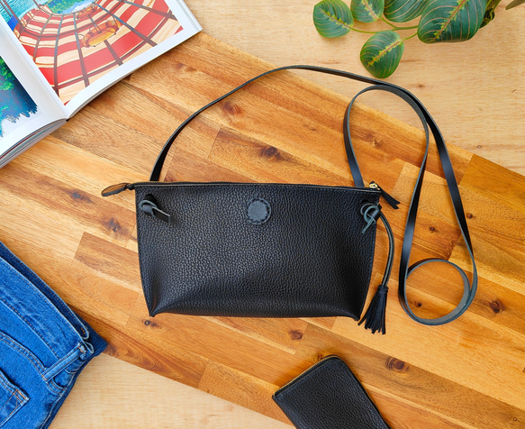 ちょっぴり個性的☆トラデバッグ（2way/ショルダー/クラッチ/イタリアンレザー/メンズ/レディース/タッセル）ブラック 1枚目の画像