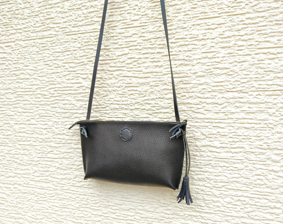 ちょっぴり個性的☆トラデバッグ（2way/ショルダー/クラッチ/イタリアンレザー/メンズ/レディース/タッセル）ブラック 6枚目の画像