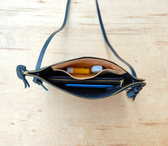 ちょっぴり個性的☆トラデバッグ（2way/ショルダー/クラッチ/イタリアンレザー/メンズ/レディース/タッセル）ブラック 11枚目の画像