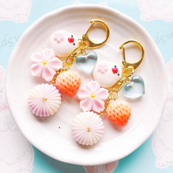 白文鳥と淡色いちごの和菓子キーホルダー フェイクスイーツ 練り切り