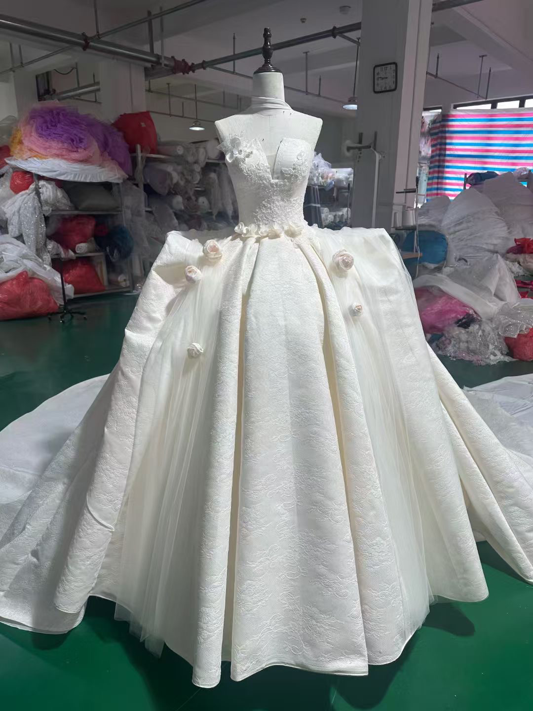 素材感が際立つ美しい1着！vネック　チューブトップ　オフホワイト　お花飾り　ラッフルスカート　花柄結婚式前撮り披露宴挙式