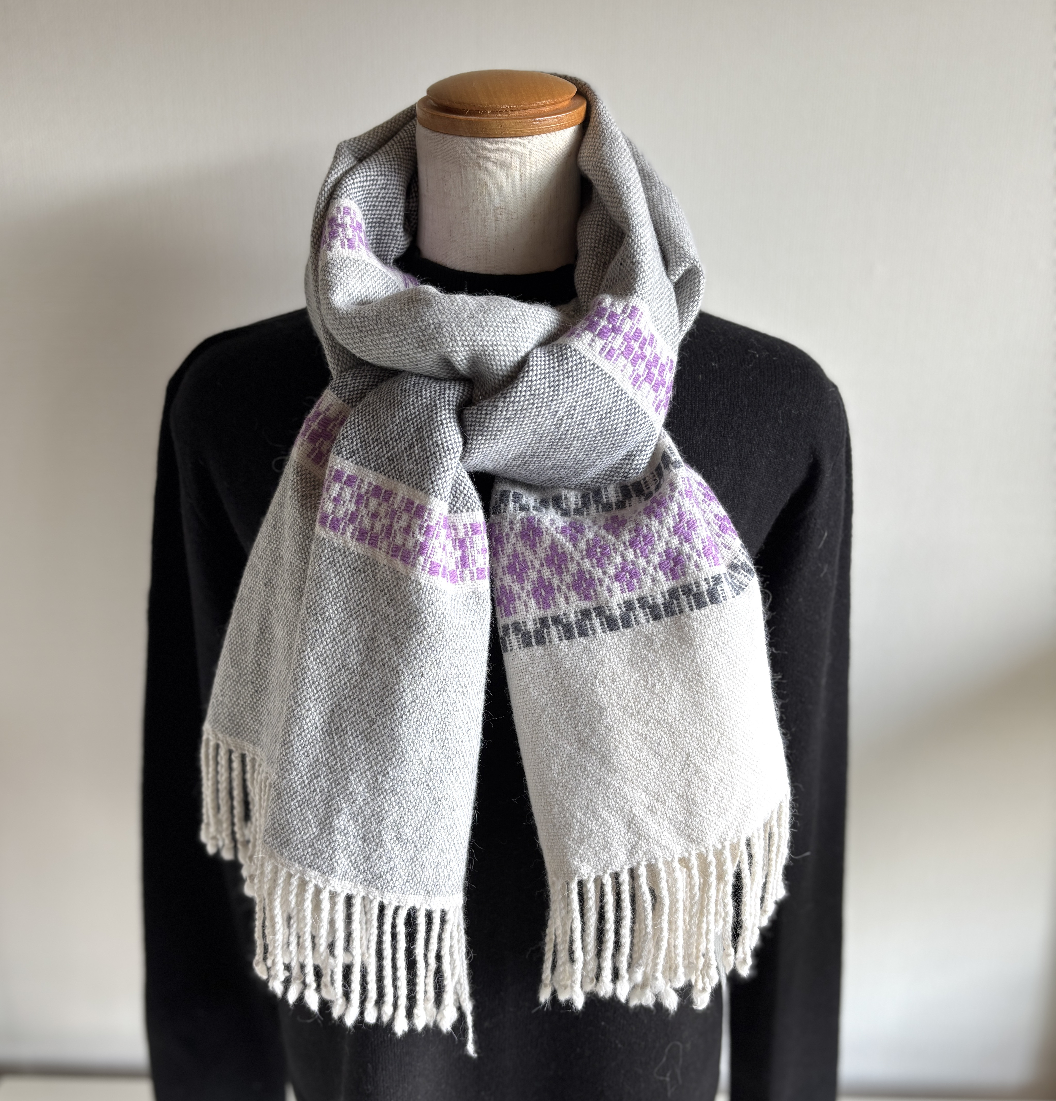 『手織り』＜グレーと白と薄紫＞の暖かマフラー/スーパーファインウール