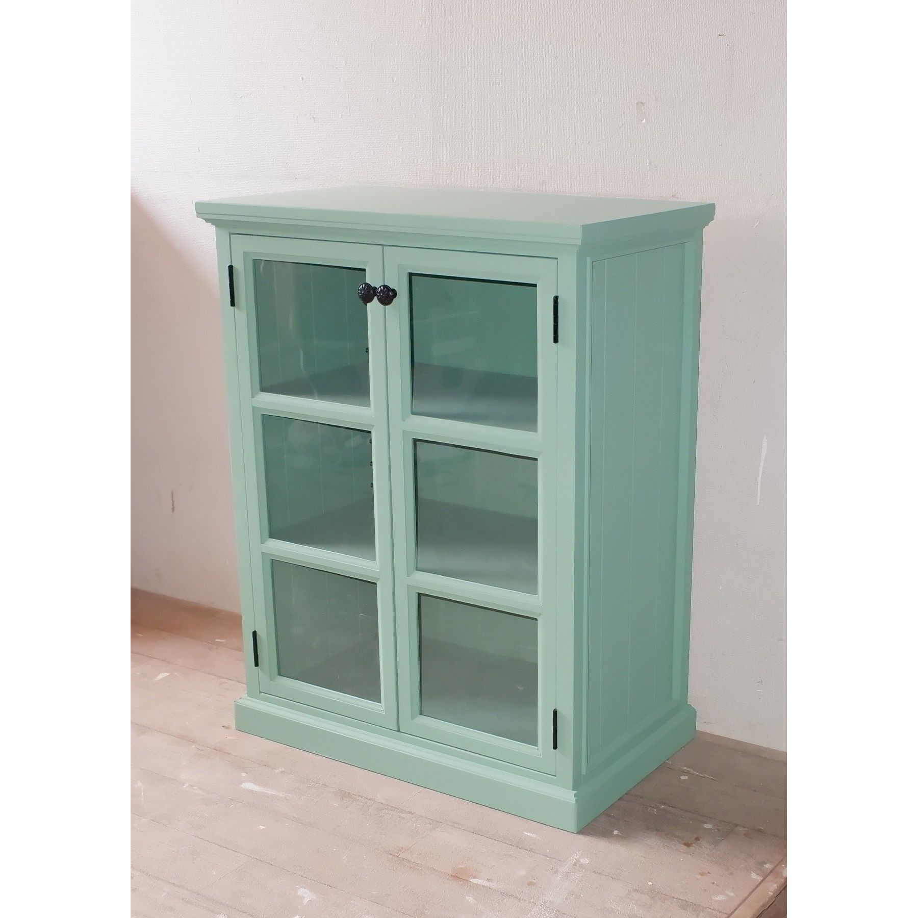 【２週間程度で発送可】【新色】格子扉のキャビネット  オリーブグリーン塗装　黒の丁番　★取っ手が選べる★