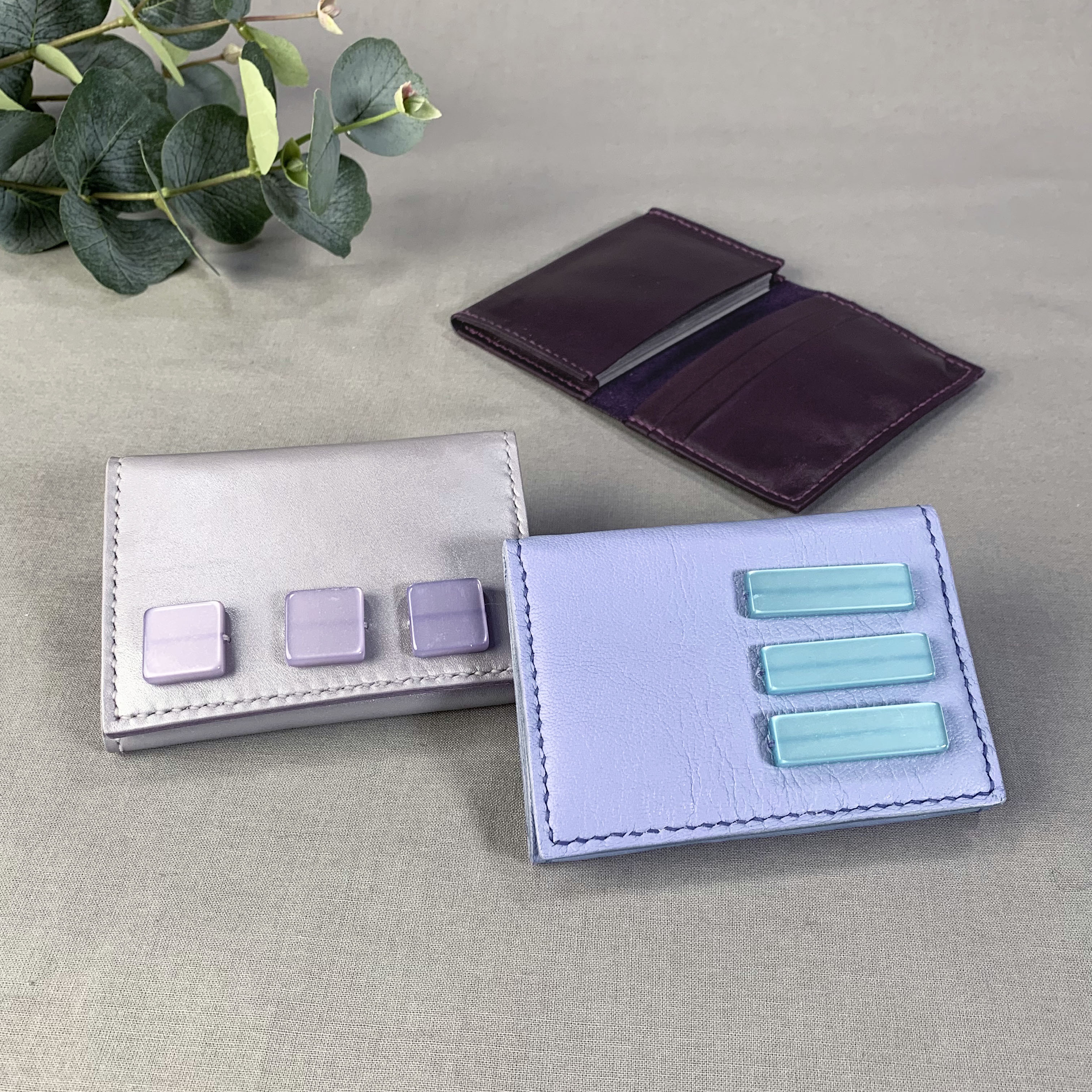 本革の名刺.カード入れ　マチ付き　ビーズ付き