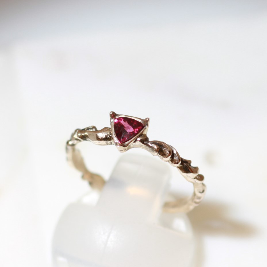 Noble Triumph ring　ロードライトガーネット／K10YG