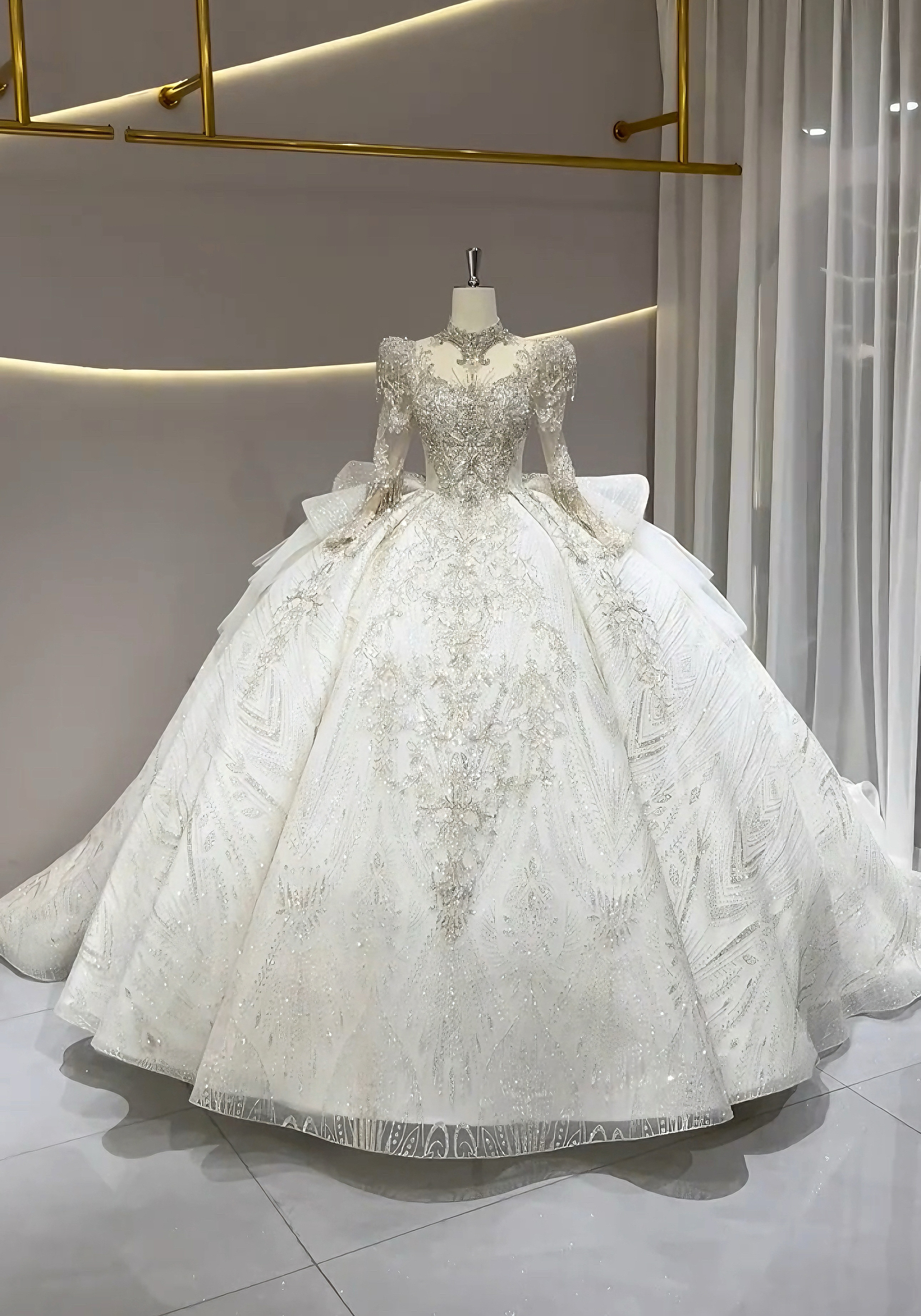 2025春婚冬婚にぴったり　長袖　スクエアネック　首レス付き　シースルー長袖　ストーン　優雅　目立つ　高品質保証前撮り