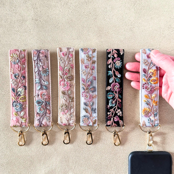 特別価格 インド刺繍リボン ハンドストラップ スマホストラップ ショートストラップ 1枚目の画像