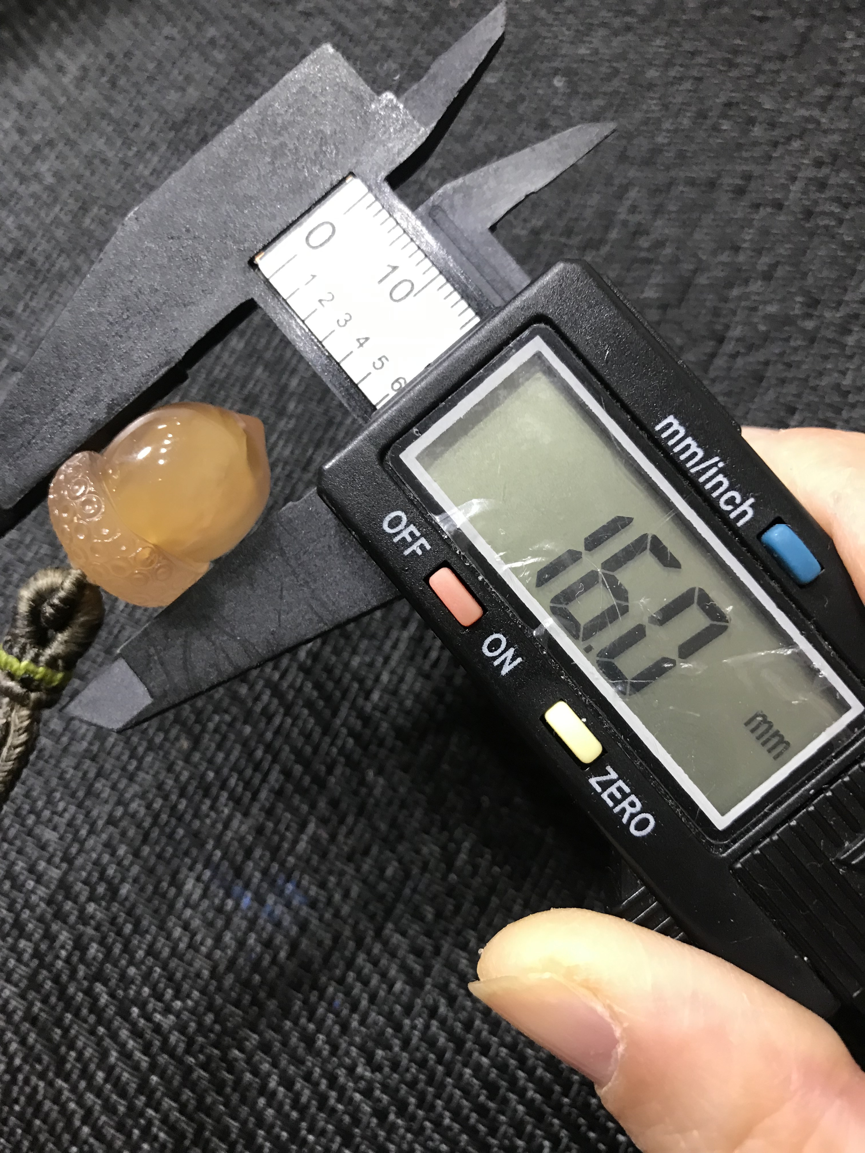 送料無料】ゴビ石−1330 ゴビ瑪瑙 彫刻 『どんぐり』 | その他置物