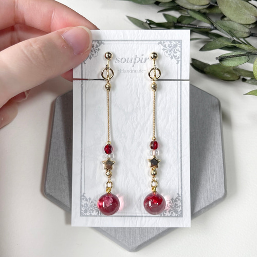 揺れるレジンボールのチェーンピアス/イヤリング ピアス（フック