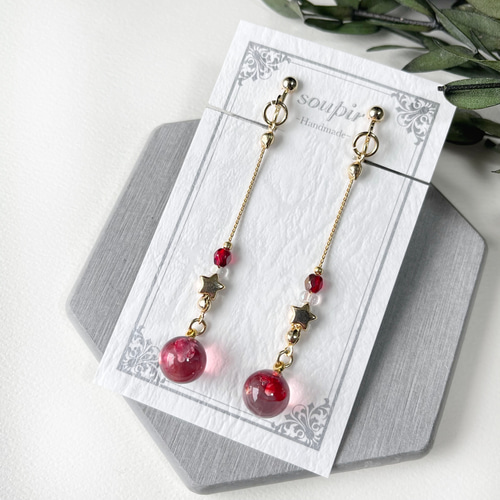 【一点物】レッドマグラウンド ボール＆パールチェーン ピアス/イヤリング 揺れるレジンボールのチェーンピアス/イヤリング ピアス（フック