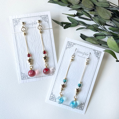 揺れるレジンボールのチェーンピアス/イヤリング ピアス（フック
