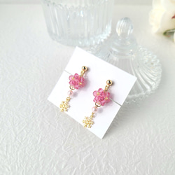 雪の結晶が揺れるビーズボールのイヤリング/ピアス(ピンク×ゴールド