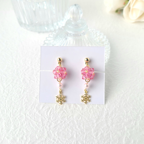 雪の結晶が揺れるビーズボールのイヤリング/ピアス(ピンク×ゴールド