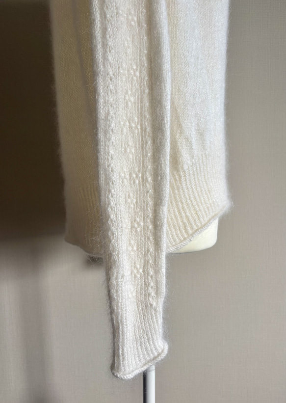 暖かさと高級感が魅力の手編み長袖セーター（ 白） 5枚目の画像