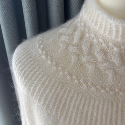 暖かさと高級感が魅力の手編み長袖セーター（ 白） 6枚目の画像