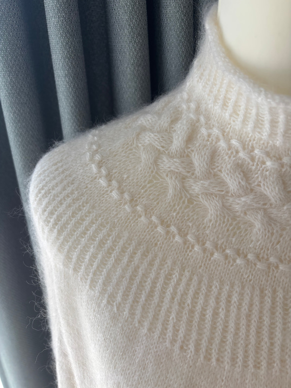 暖かさと高級感が魅力の手編み長袖セーター（ 白） 6枚目の画像