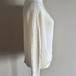 暖かさと高級感が魅力の手編み長袖セーター（ 白） 4枚目の画像