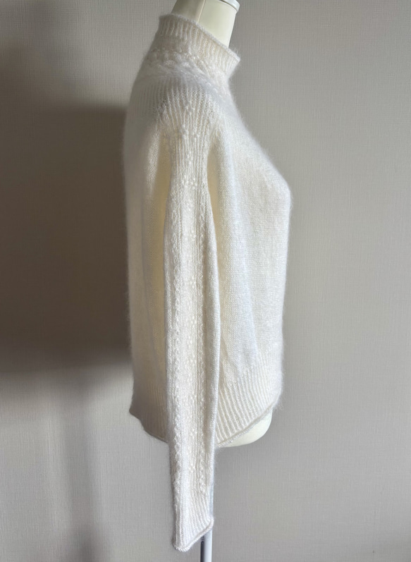 暖かさと高級感が魅力の手編み長袖セーター（ 白） 4枚目の画像