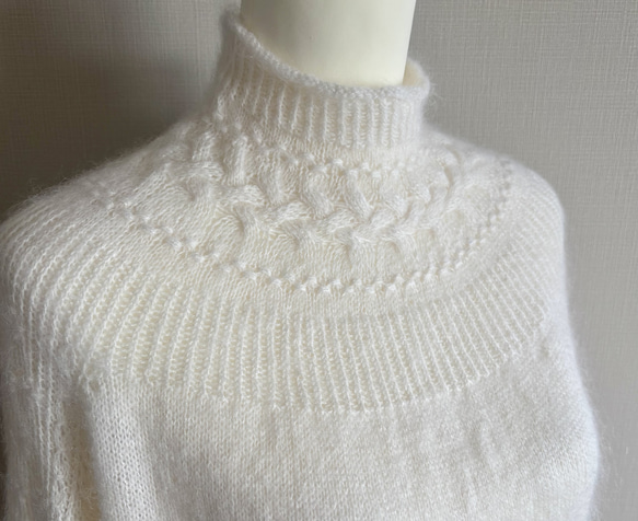暖かさと高級感が魅力の手編み長袖セーター（ 白） 1枚目の画像