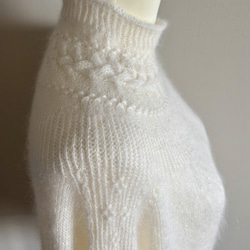 暖かさと高級感が魅力の手編み長袖セーター（ 白） 3枚目の画像