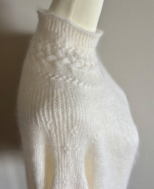 暖かさと高級感が魅力の手編み長袖セーター（ 白） 3枚目の画像