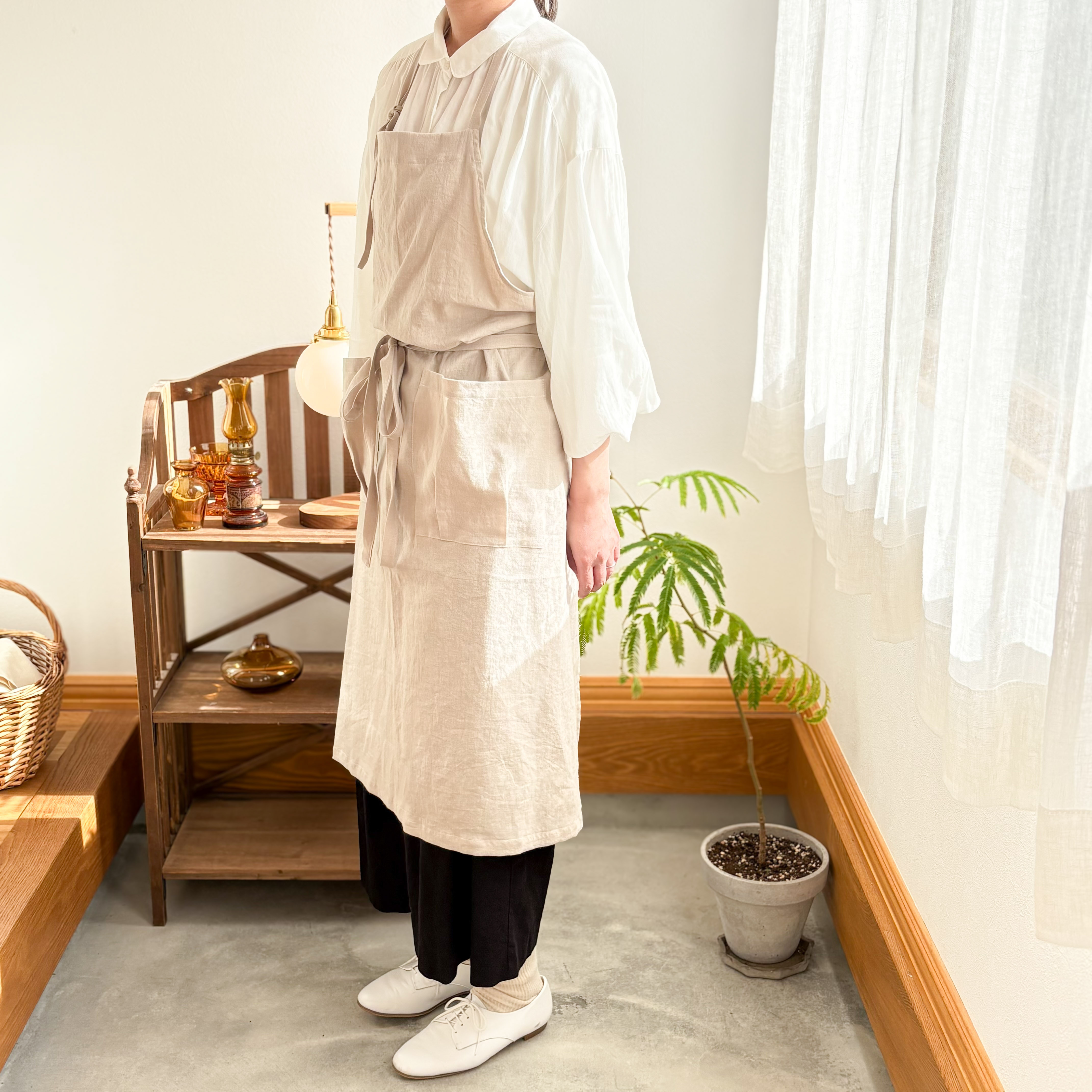 ハーフリネンエプロン＊くたっとした柔らか生地＊ぷくっとしたポケット付◎ベージュ カフェエプロン ノーアイロン 大人用