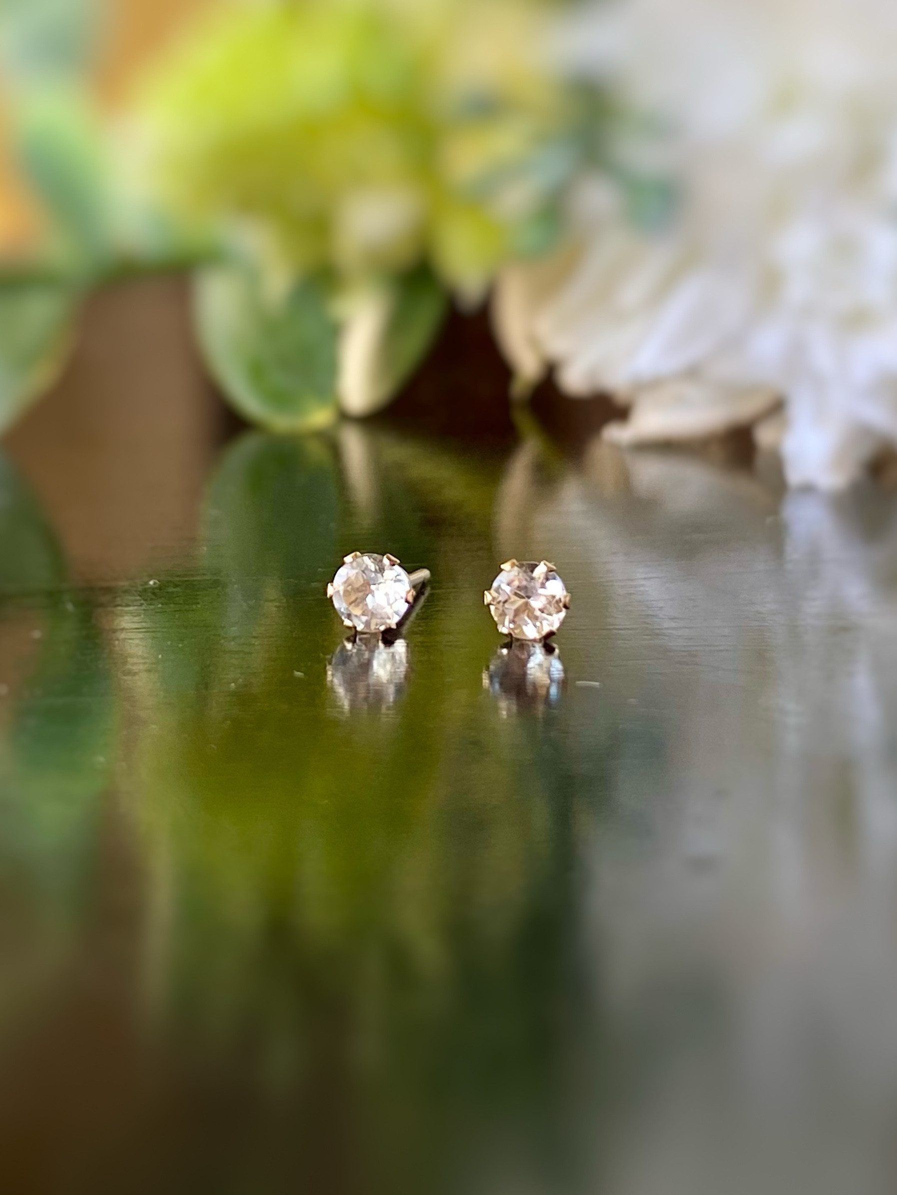 10K 宝石質アクアマリンの6本爪ピアス 3月誕生石 藍玉 3mm