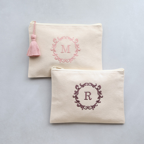 kawa♡ ウエイト枠 刺繍イニシャルポーチ♡ イニシャル刺繍 フラットポーチ｜化粧ポーチ・通帳・お薬手帳｜選べる