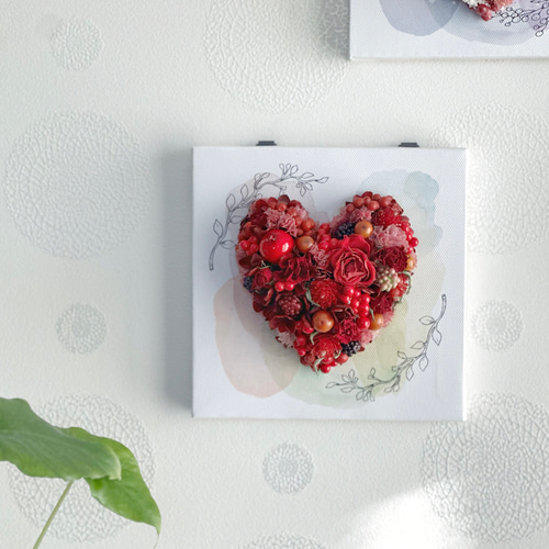 赤いドライフラワー入り壁掛け　インテリア　当時物 飾るだけで気分が華やかになる壁飾りです ドライフラワー 結び