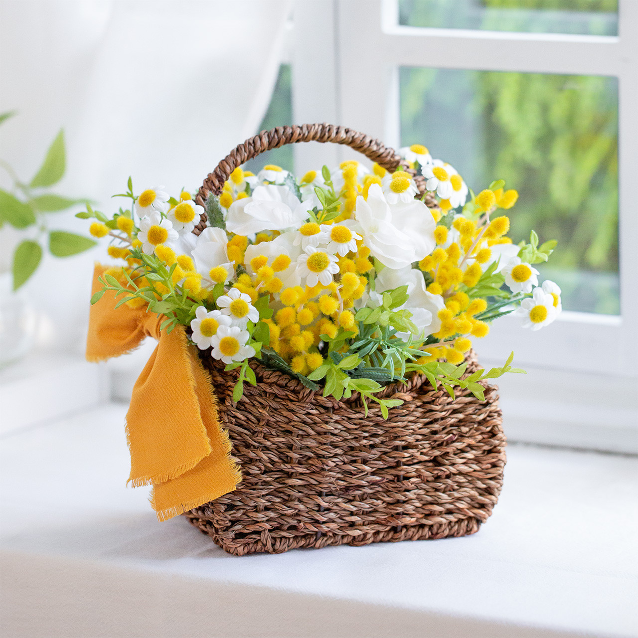 ミモザとスイートピーのバスケットアレンジ