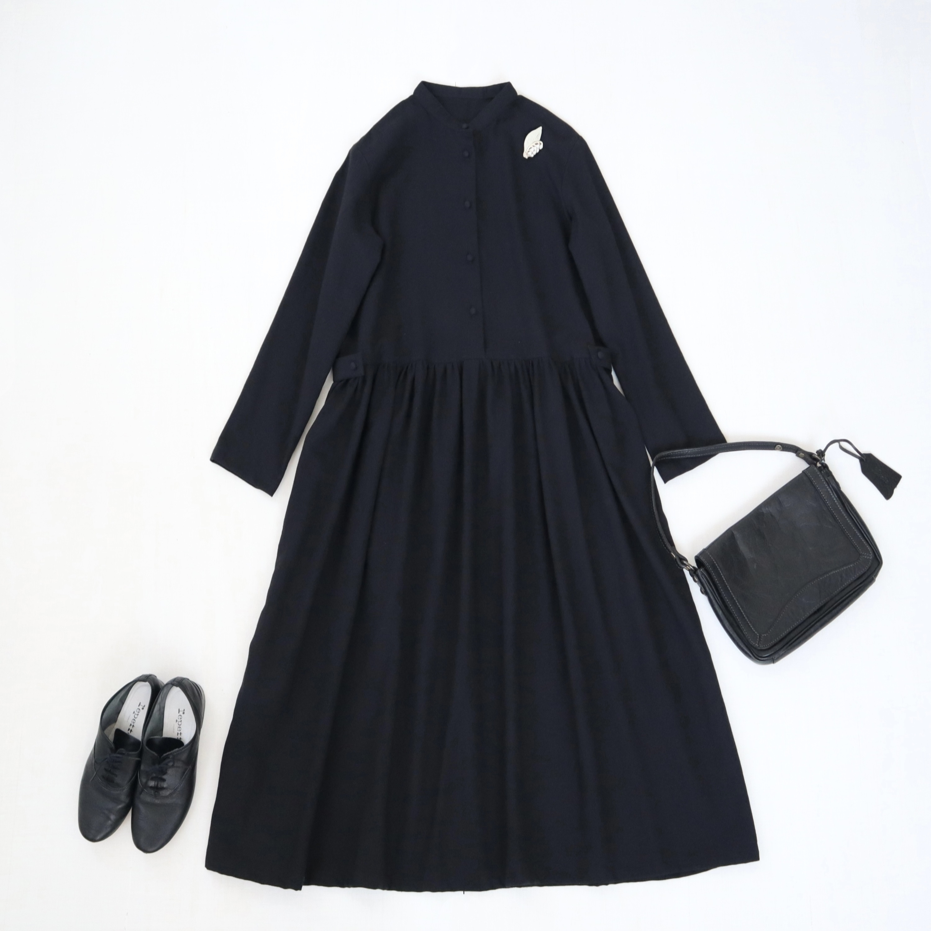 受注　入園式卒業式にもリネンウール混コットンS〜LLウォッシャブOKくるみボタン　バンドカラーワンピース