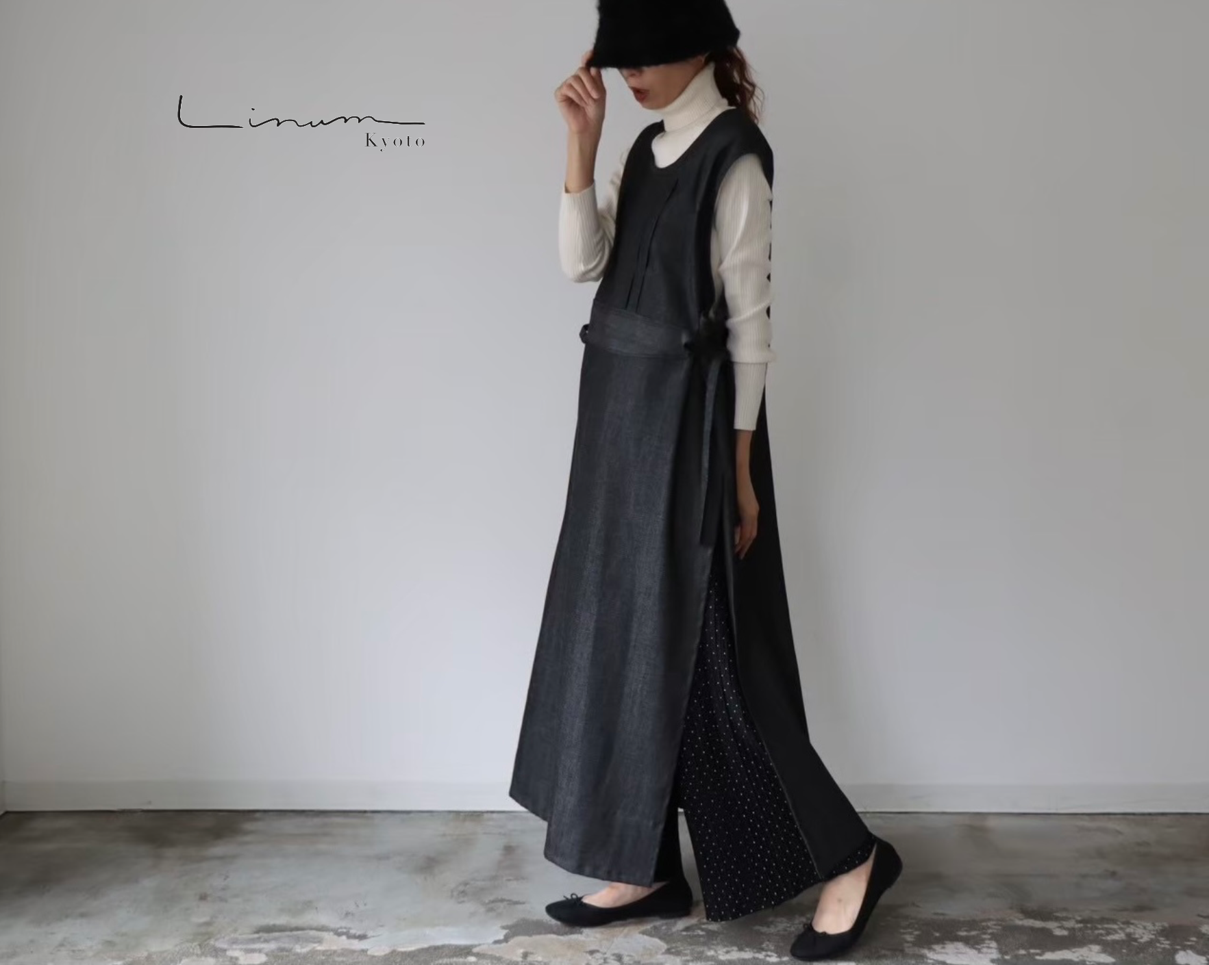 岡山県児島デニムで魅せる、デザインタックサイドスリットエプロンワンピース／8オンスデニムワンピース／ブラックデニム