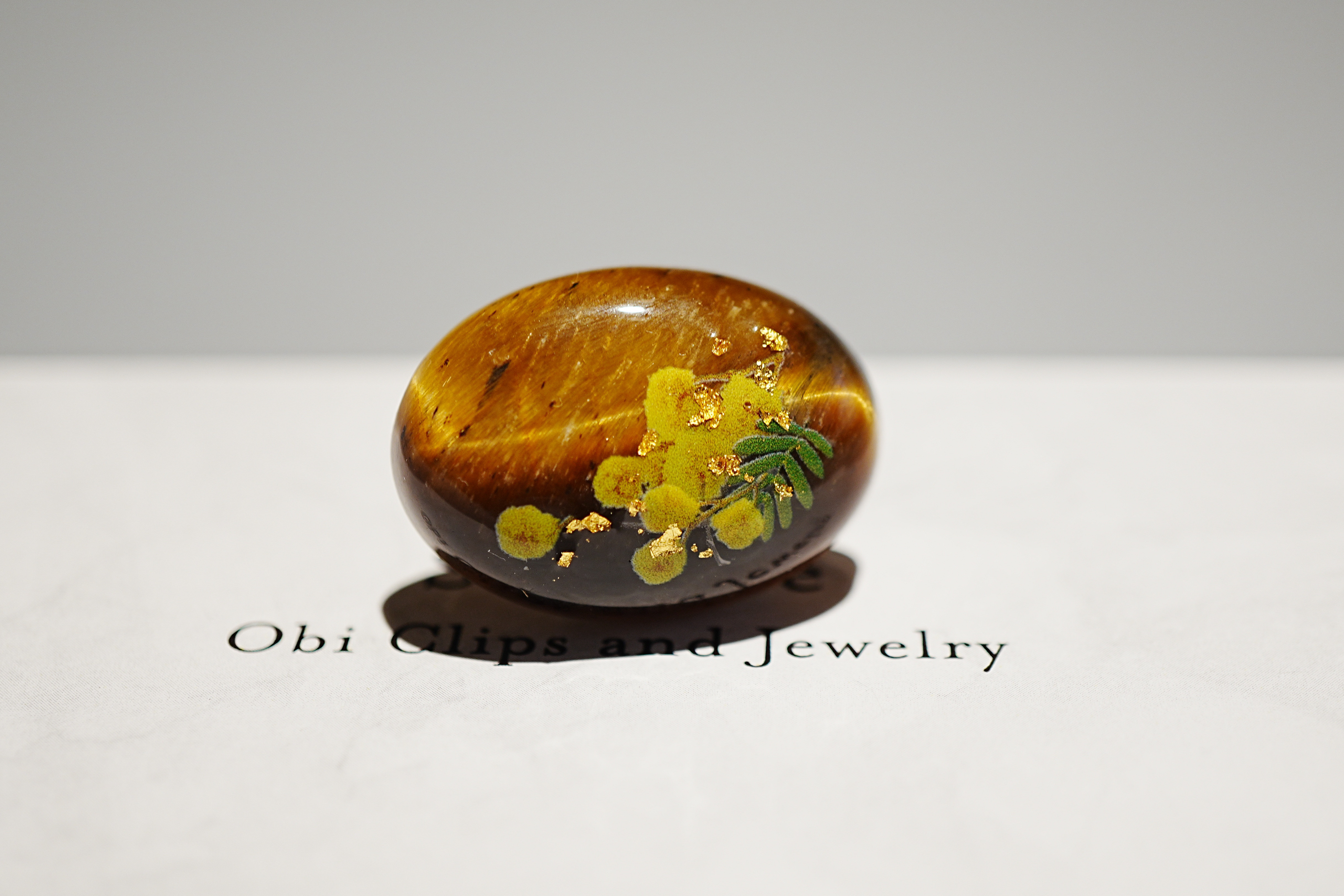 春の超早割2026 タイガーアイとミモザ、金箔の帯留め　ポニーフック　ブローチ