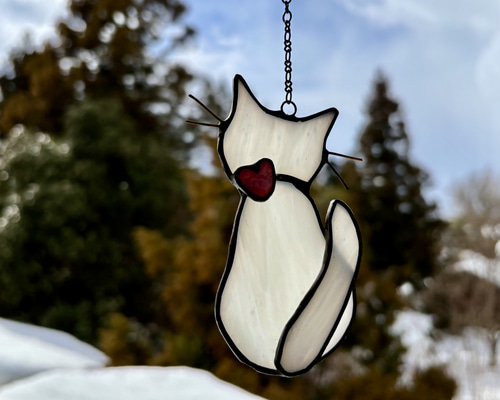 サンキャッチャー♡ハンドメイド「ピンクのステンドグラス♡ネコฅ•ω•ฅ」 ステンドグラス 後ろ姿の猫のサンキャッチャー 白い子 サン