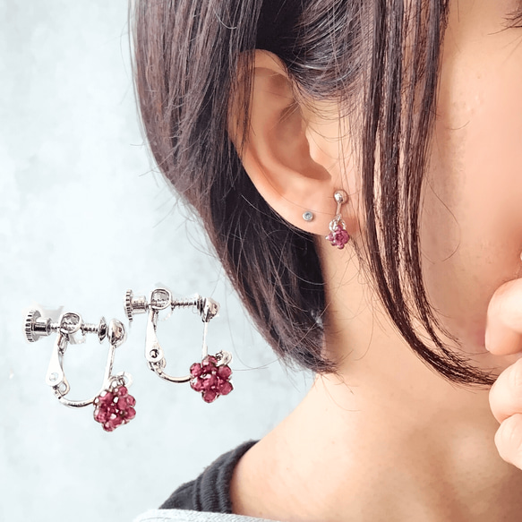 1月 誕生石 ガーネット 小さめ ボール イヤリング / ピアス 痛くない 金属アレルギー対応 落ちない 天然石 1枚目の画像