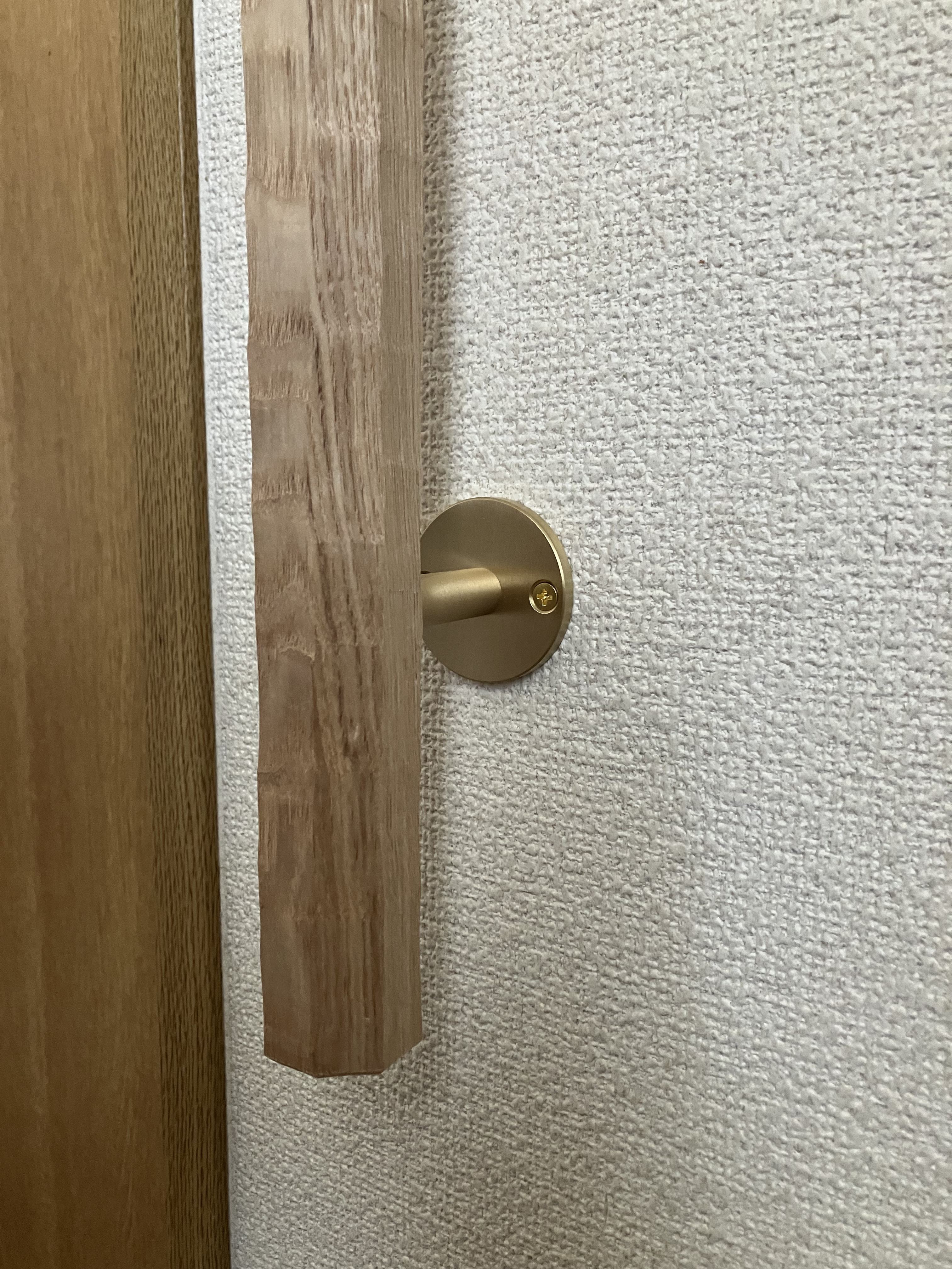 タモの木　八角形の手摺り　真鍮金具付き　ちょうなはつり仕上げ（名栗）長さ60cm〜150cm