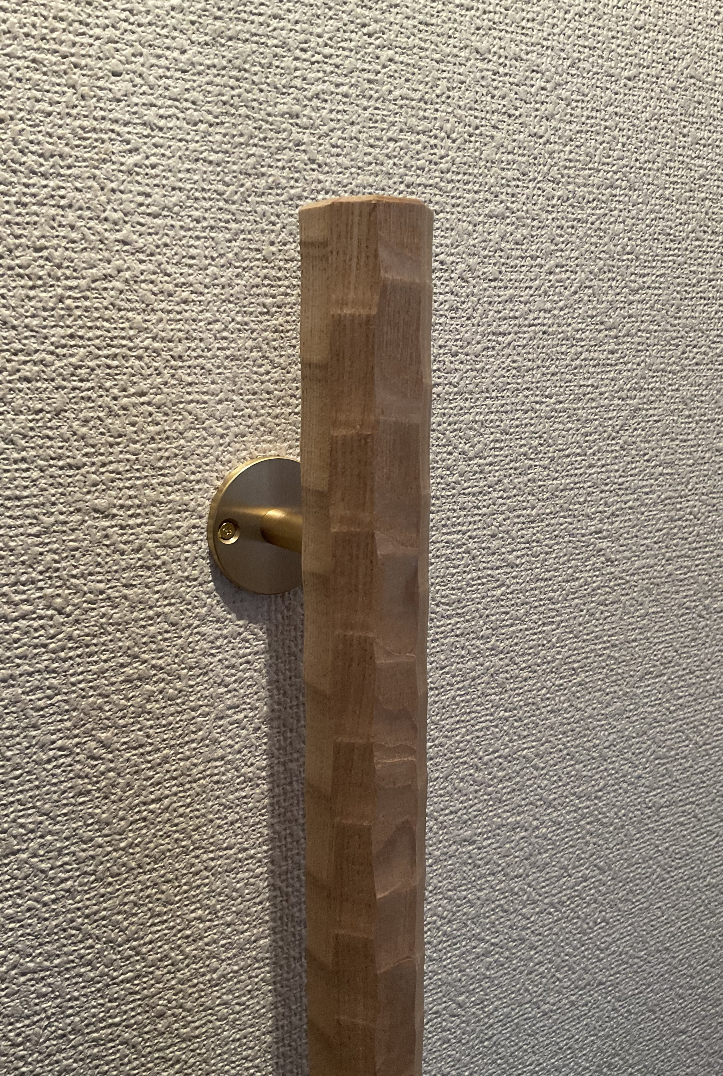 タモの木　八角形の手摺り　真鍮金具付き　ちょうなはつり仕上げ（名栗）長さ60cm〜150cm