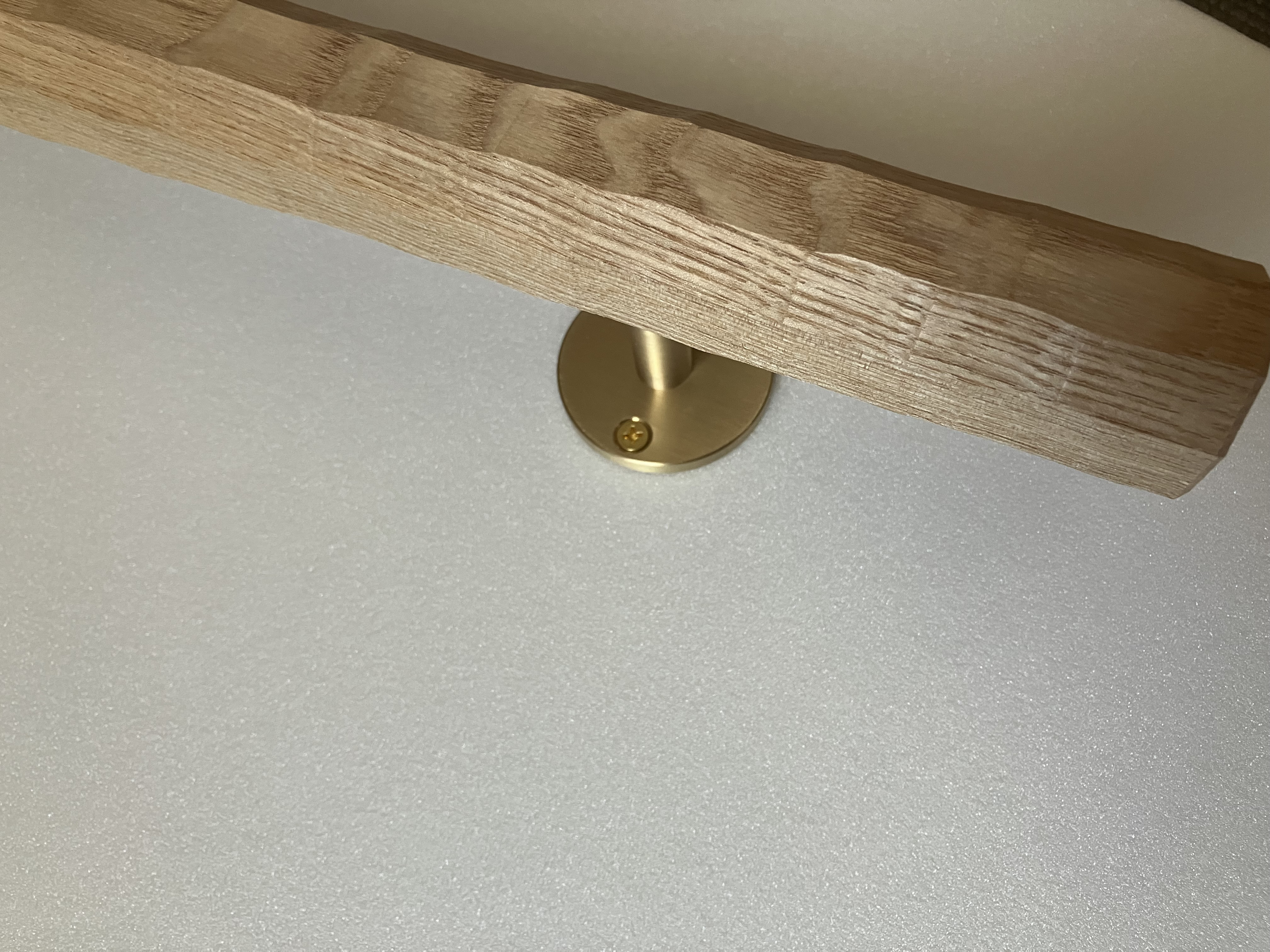 タモの木　八角形の手摺り　真鍮金具付き　ちょうなはつり仕上げ（名栗）長さ60cm〜150cm