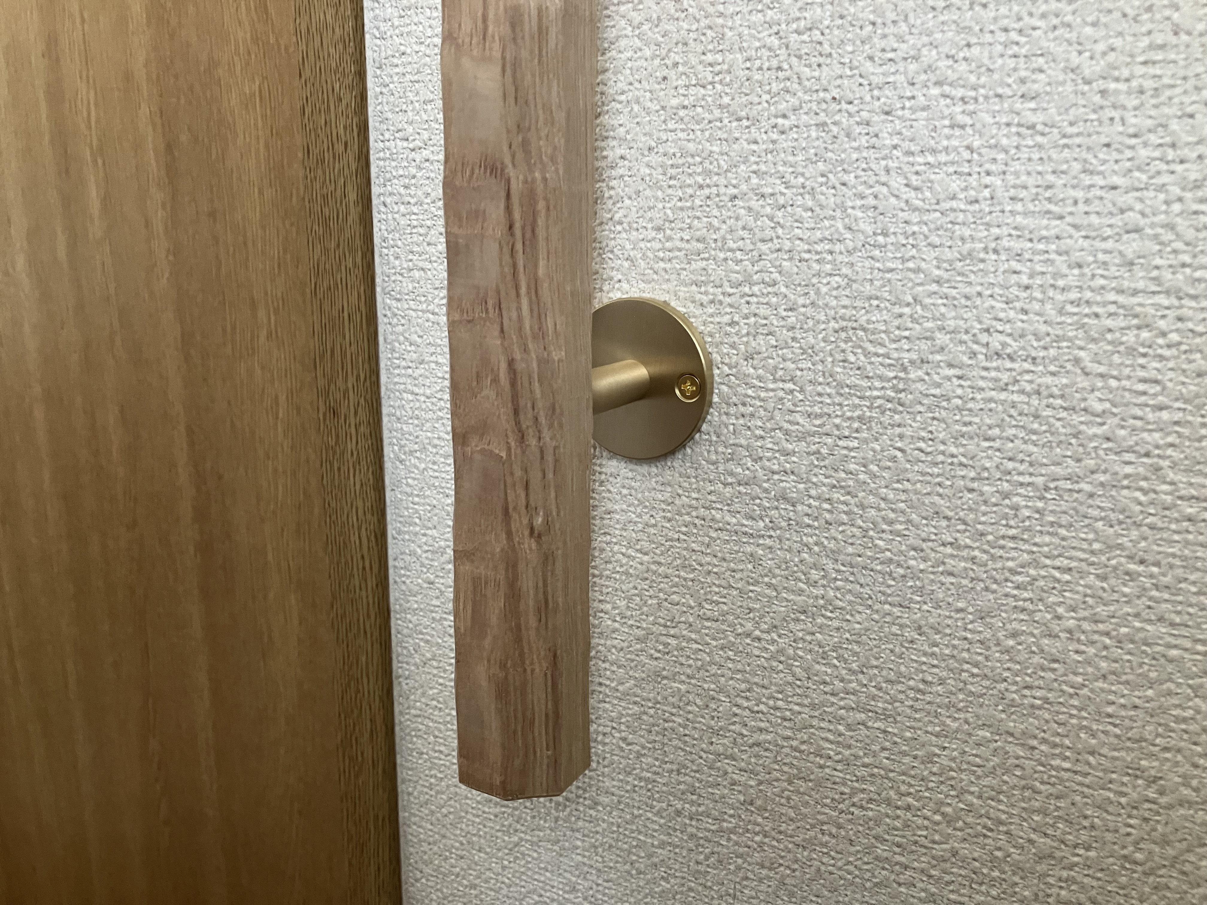 タモの木　八角形の手摺り　真鍮金具付き　ちょうなはつり仕上げ（名栗）長さ60cm〜150cm