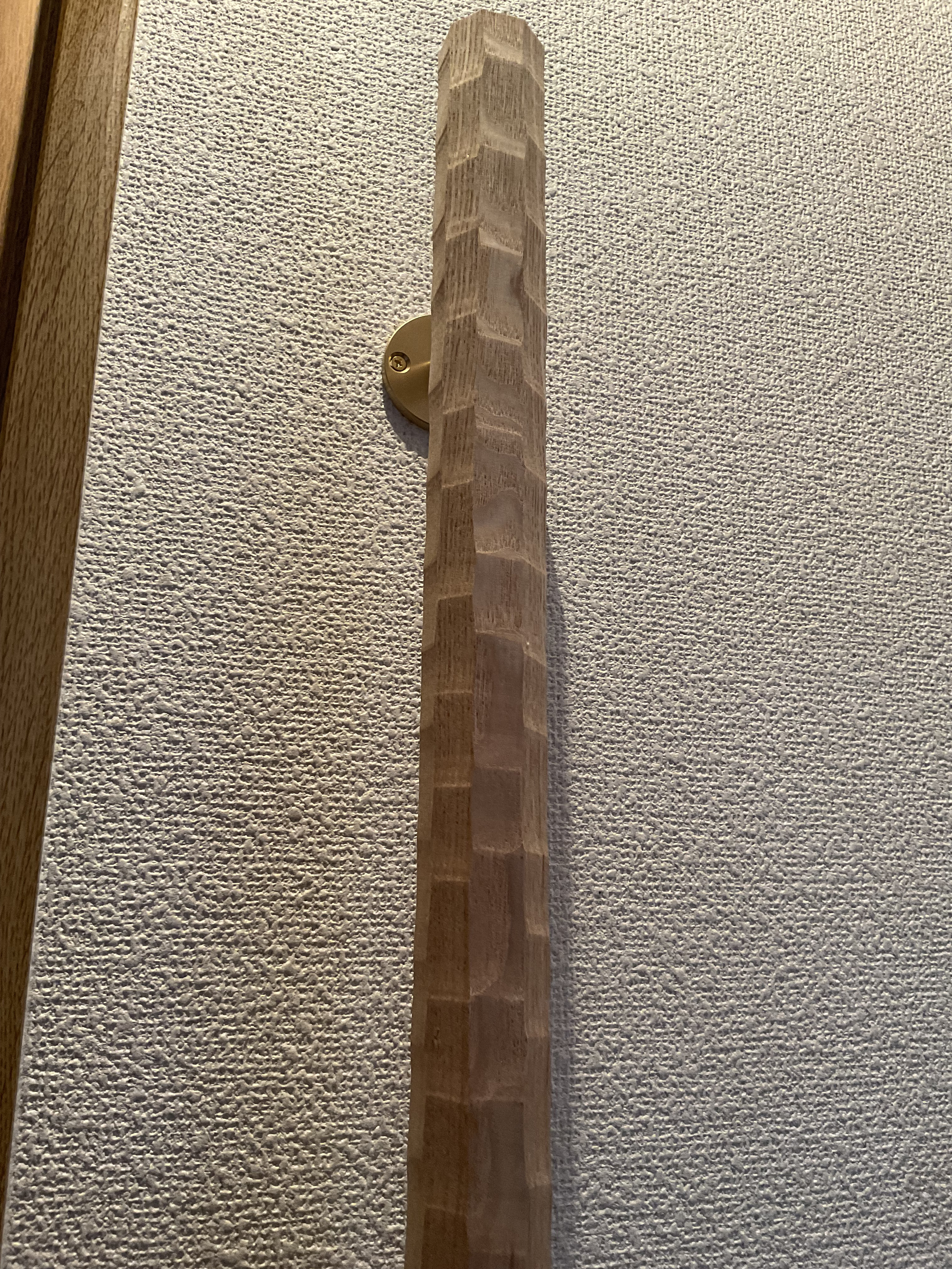 タモの木　八角形の手摺り　真鍮金具付き　ちょうなはつり仕上げ（名栗）長さ60cm〜150cm