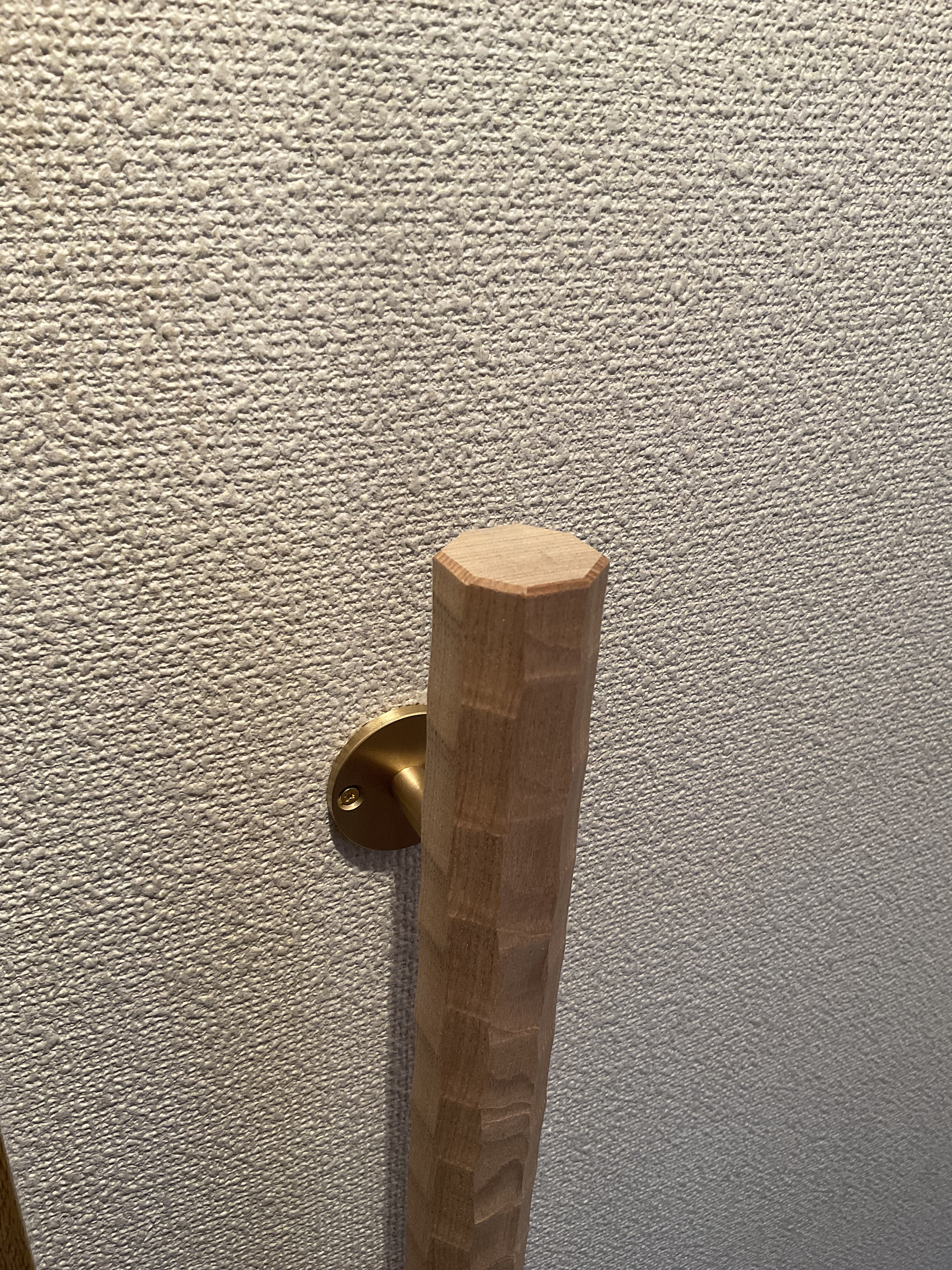 タモの木　八角形の手摺り　真鍮金具付き　ちょうなはつり仕上げ（名栗）長さ60cm〜150cm