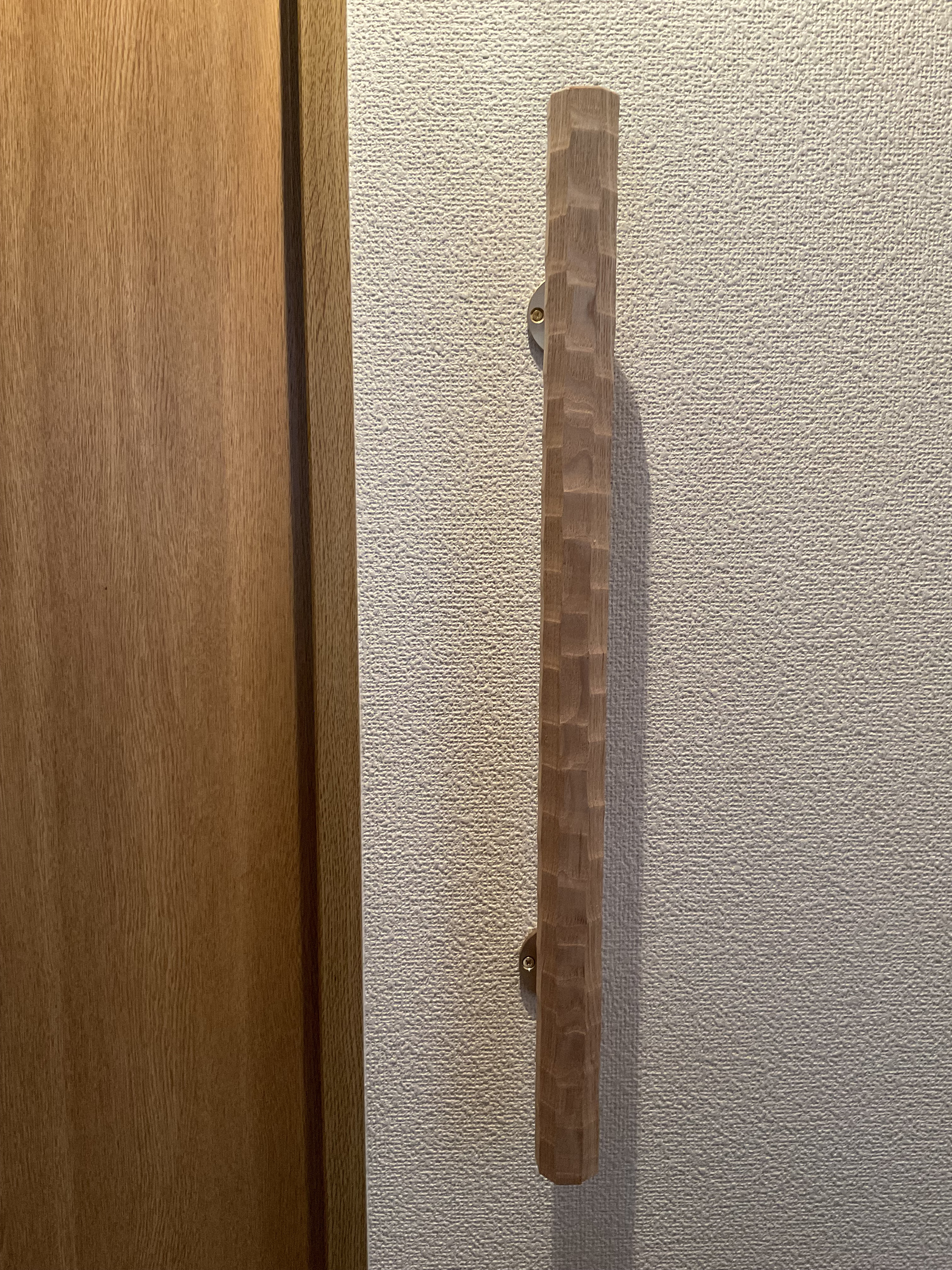 タモの木　八角形の手摺り　真鍮金具付き　ちょうなはつり仕上げ（名栗）長さ60cm〜150cm