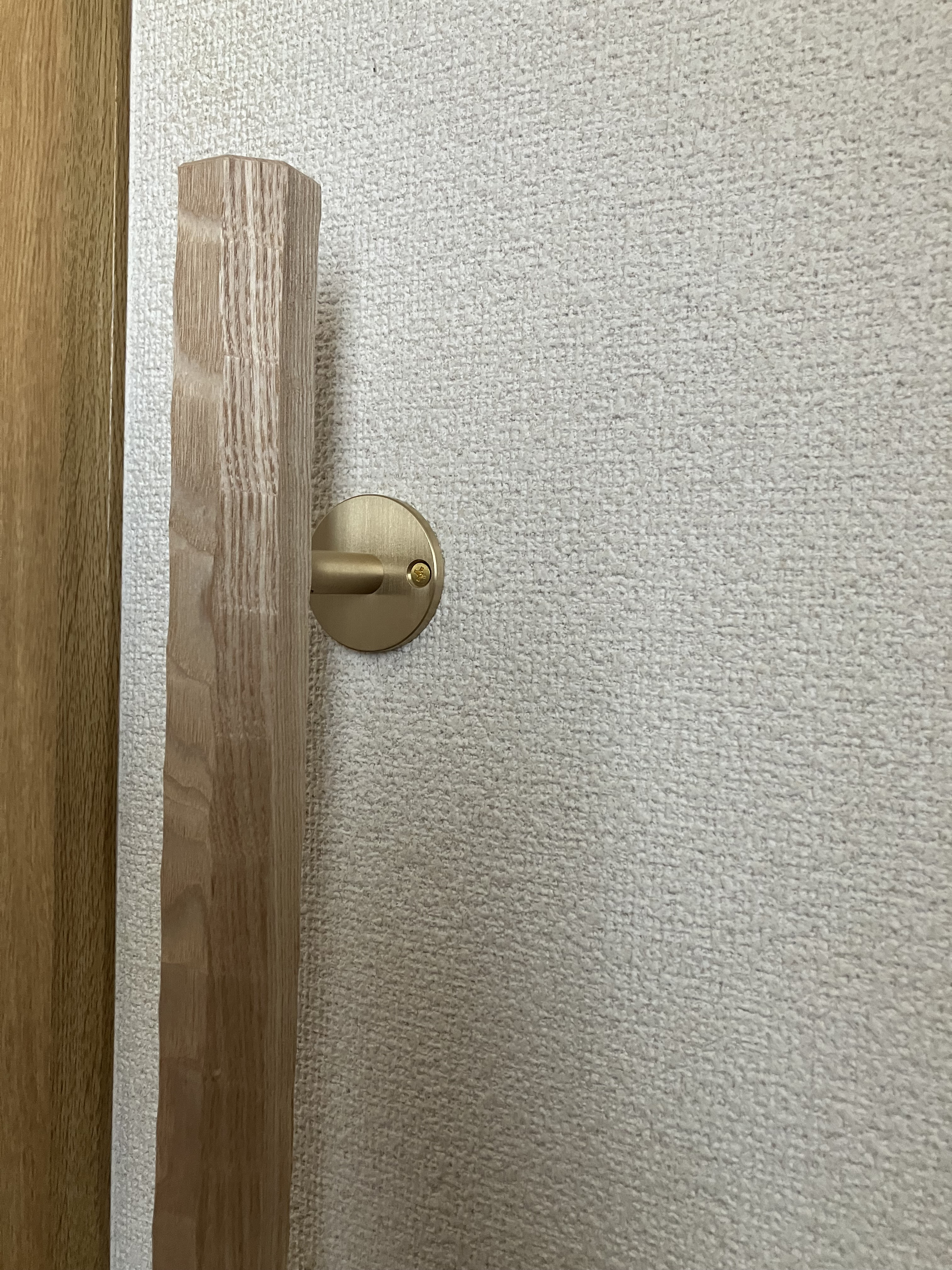 タモの木　八角形の手摺り　真鍮金具付き　ちょうなはつり仕上げ（名栗）長さ60cm〜150cm