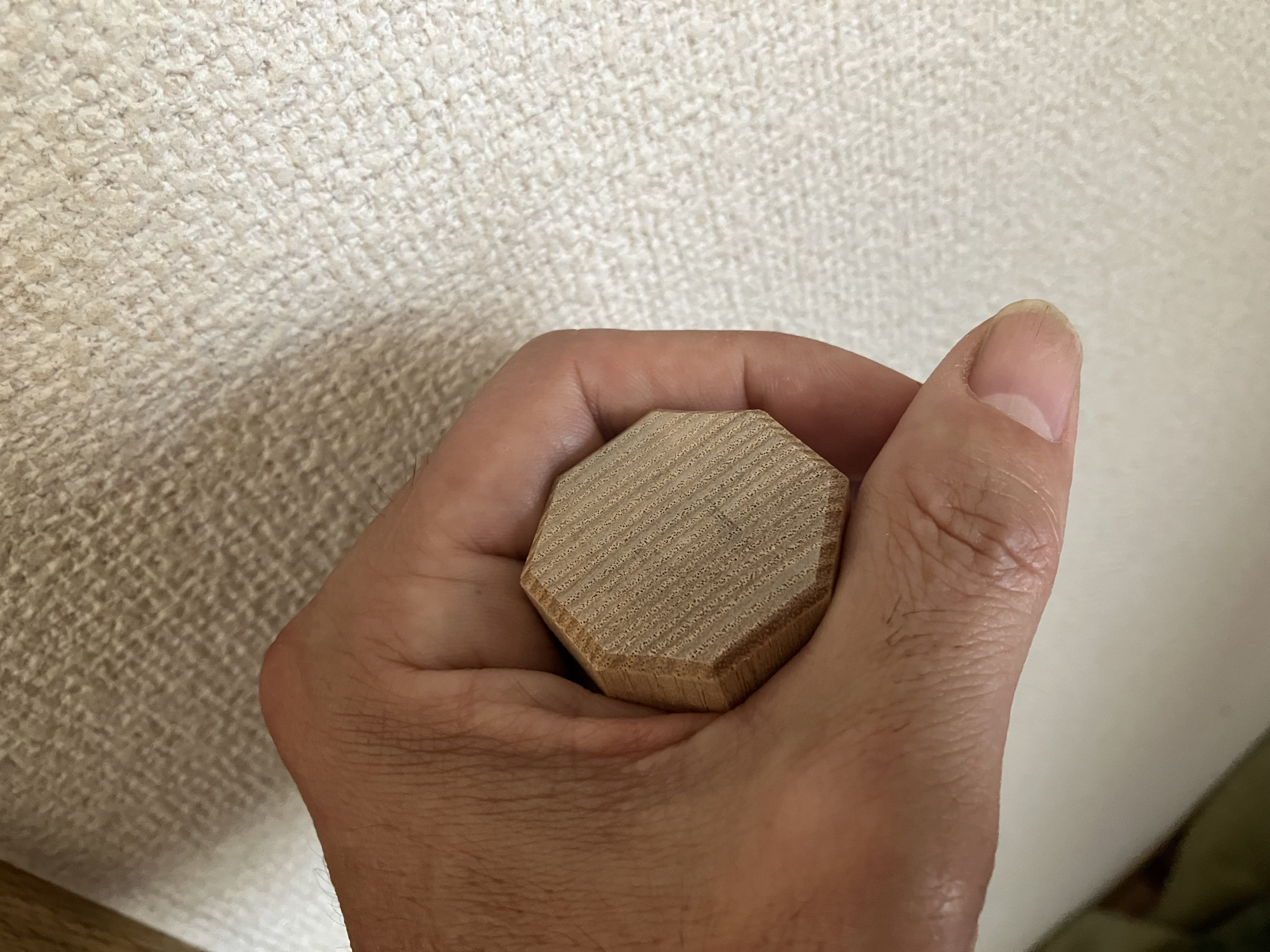 タモの木　八角形の手摺り　真鍮金具付き　ちょうなはつり仕上げ（名栗）長さ60cm〜150cm